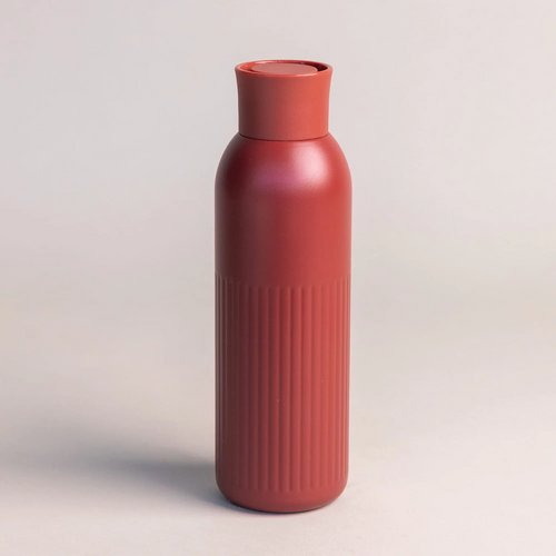 Sagaform Tekla Push stalen fles met druk dop gerecycled) 500 ml donker rood 500 ml
